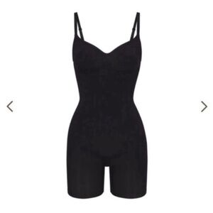 Skims SEAMLESS SCULPT MID THIGH BODYSUIT ONYX BLACK MEDIUM